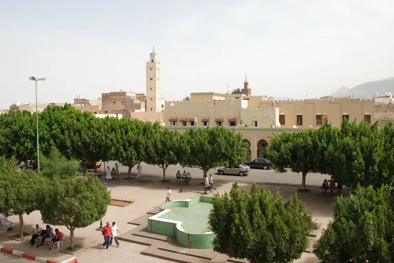 ساحة المدينة القديمة في بني ملال بأشجارها ونافورتها وصومعتها