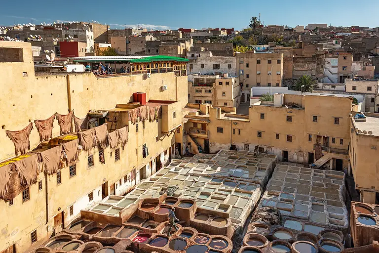 أحواض الصباغة في دار الدباغة شوارة وسط بيوت مدينة فاس العتيقة