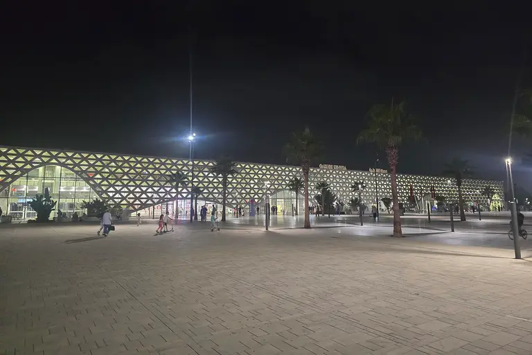 La nueva estación de tren de Kenitra de noche, con su fachada blanca calada