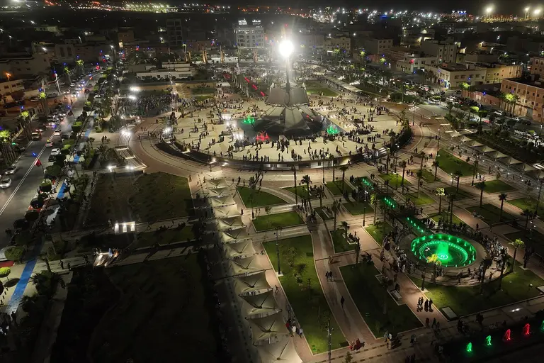 Vue aérienne d’une place et de jardins illuminés à Laâyoune, la nuit