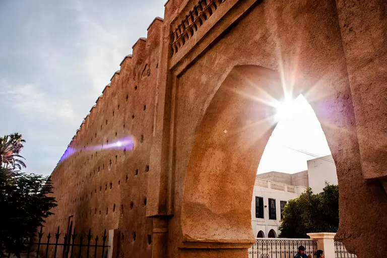 El sol a través de una puerta de las murallas rojizas de la medina de Uchda